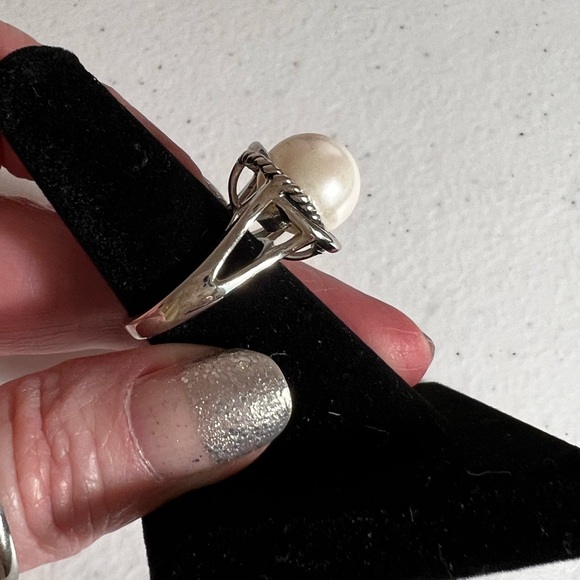 Pearl ring and earring set creamy luster in color not sure of the metal - Picture 7 of 9